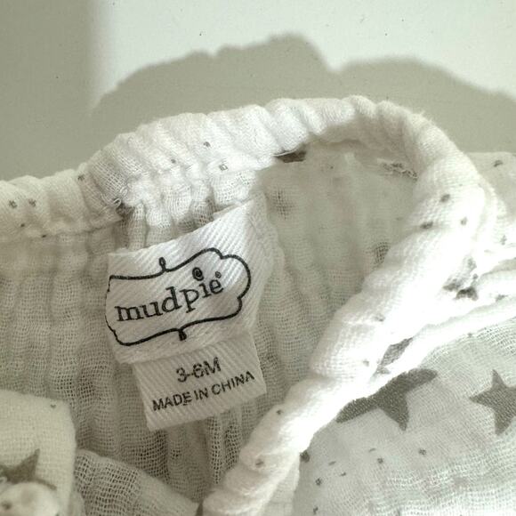 Mud Pie White & Gray Star Gauze Romper & Bandana Bib Outfit Set Size 3-6 Months - Picture 4 of 4